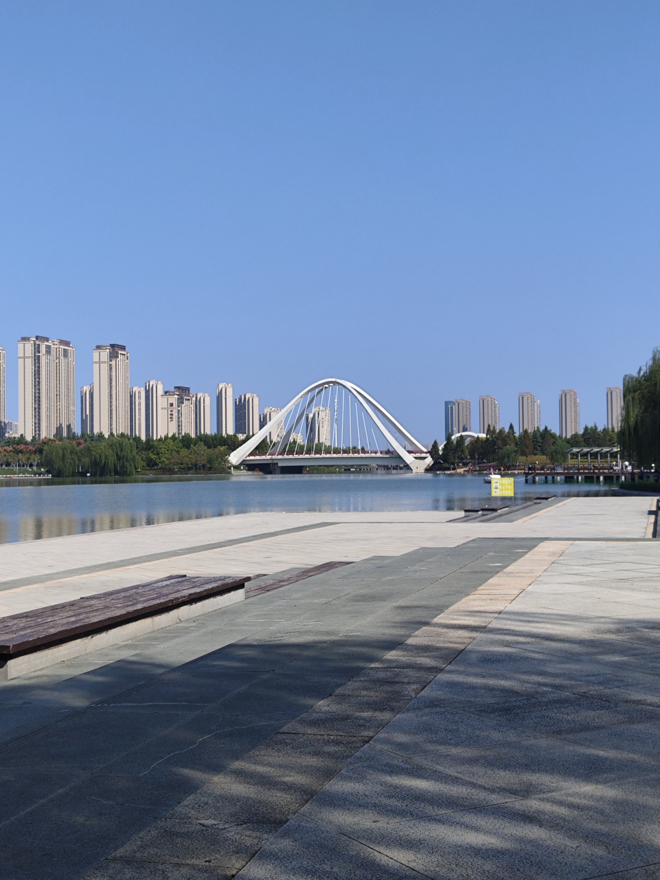 公园门口,热闹非凡,许多摊贩,吆五喝六,以一种特有的方式迎接游客.