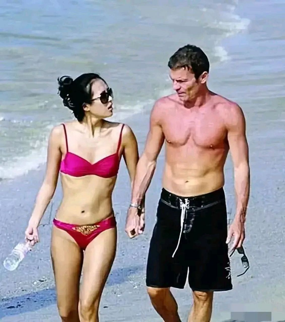 08年,章子怡成功和大自己14岁,身价47亿美元的vivi订婚,12克拉的钻戒