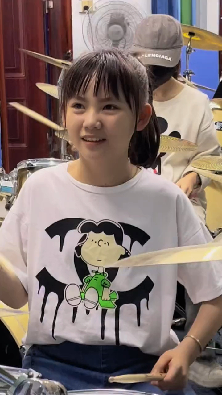 小鼓手妞妞架子鼓表演现场,经典歌曲走起!妞妞太美了!-度小视