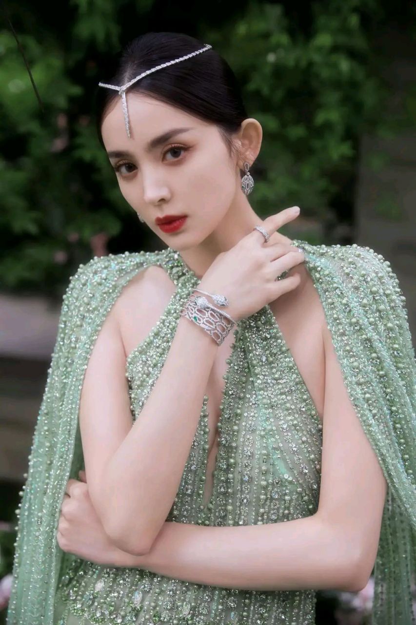 古力娜扎写真,一袭珠玉薄纱绿裙,花丛中的异域女神,美艳迷人.
