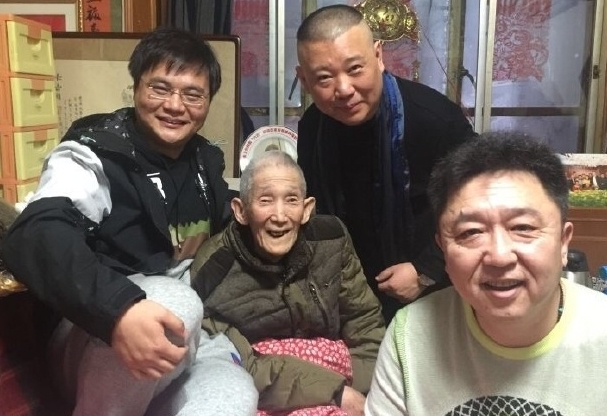 德云社后台供着四位名家,分别是侯耀文,张文顺,金文声,李文山
