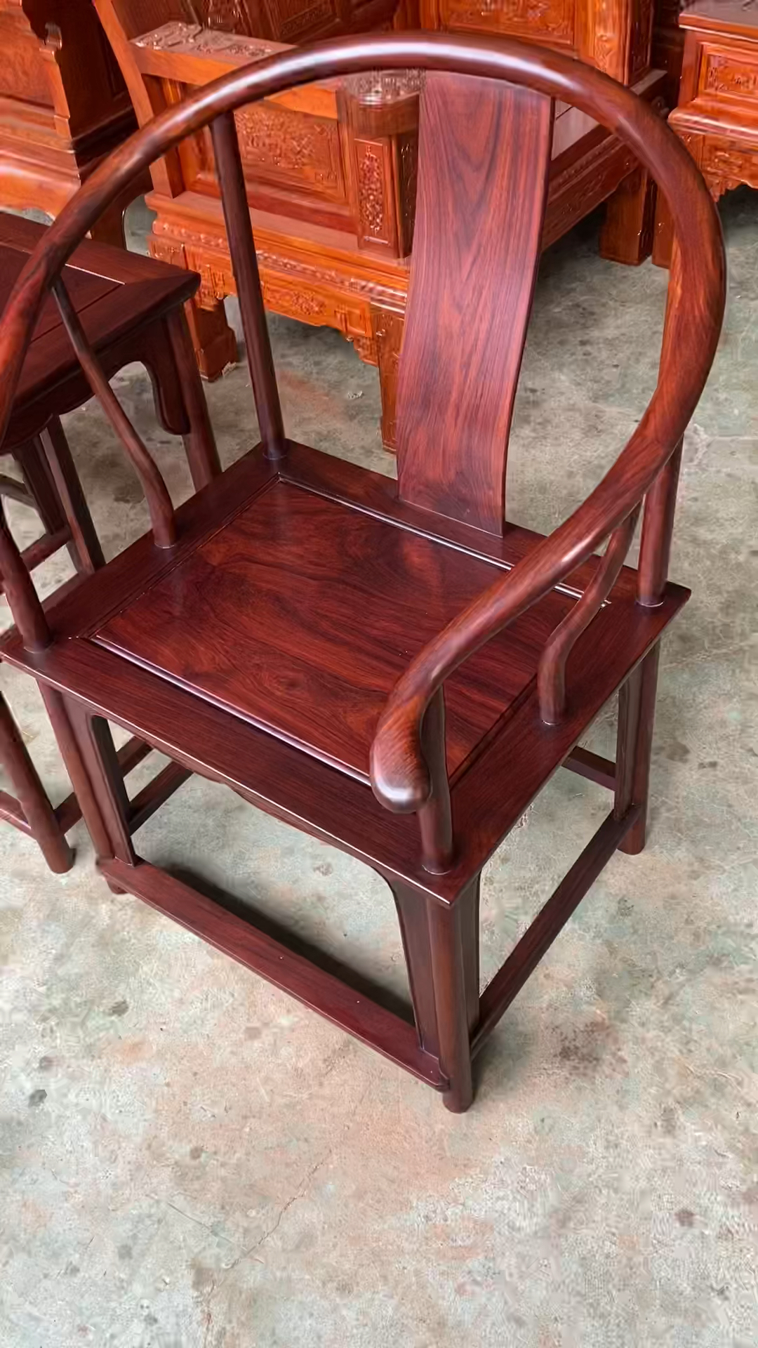 红酸枝圈椅三件套,按照大红酸枝颜色,做好的成品效果!