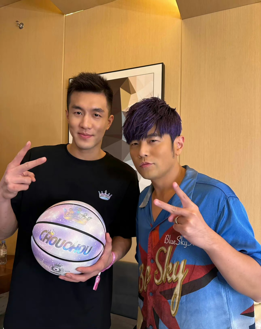 粉丝和周杰伦合影,这个状态虽然离巅峰还很远,但也算不错了.