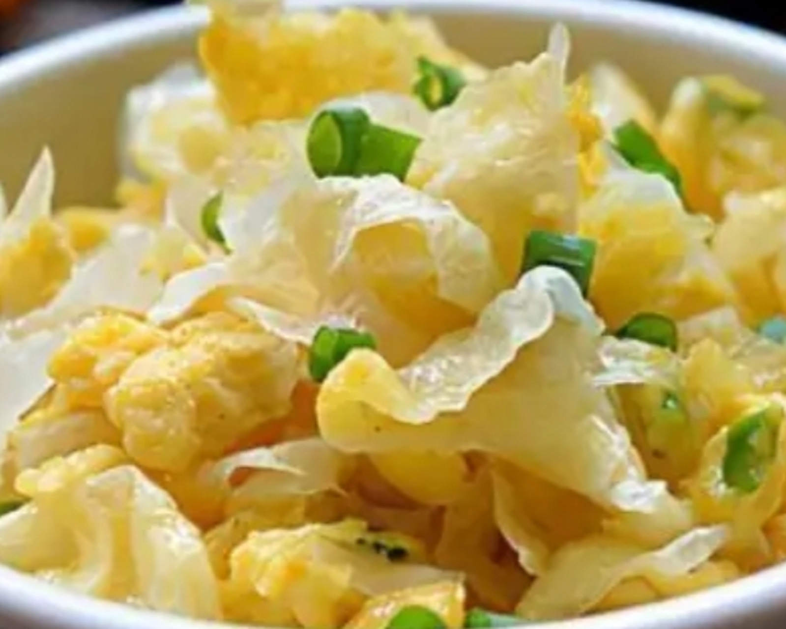 我的美食分享#  银耳炒鸡蛋  做法:  1:银耳提前浸泡半个小时,泡泛篌