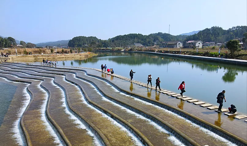 浏阳小河乡这个叫鱼鳞坝的地方爆红,人少景美,是亲子玩水圣地!