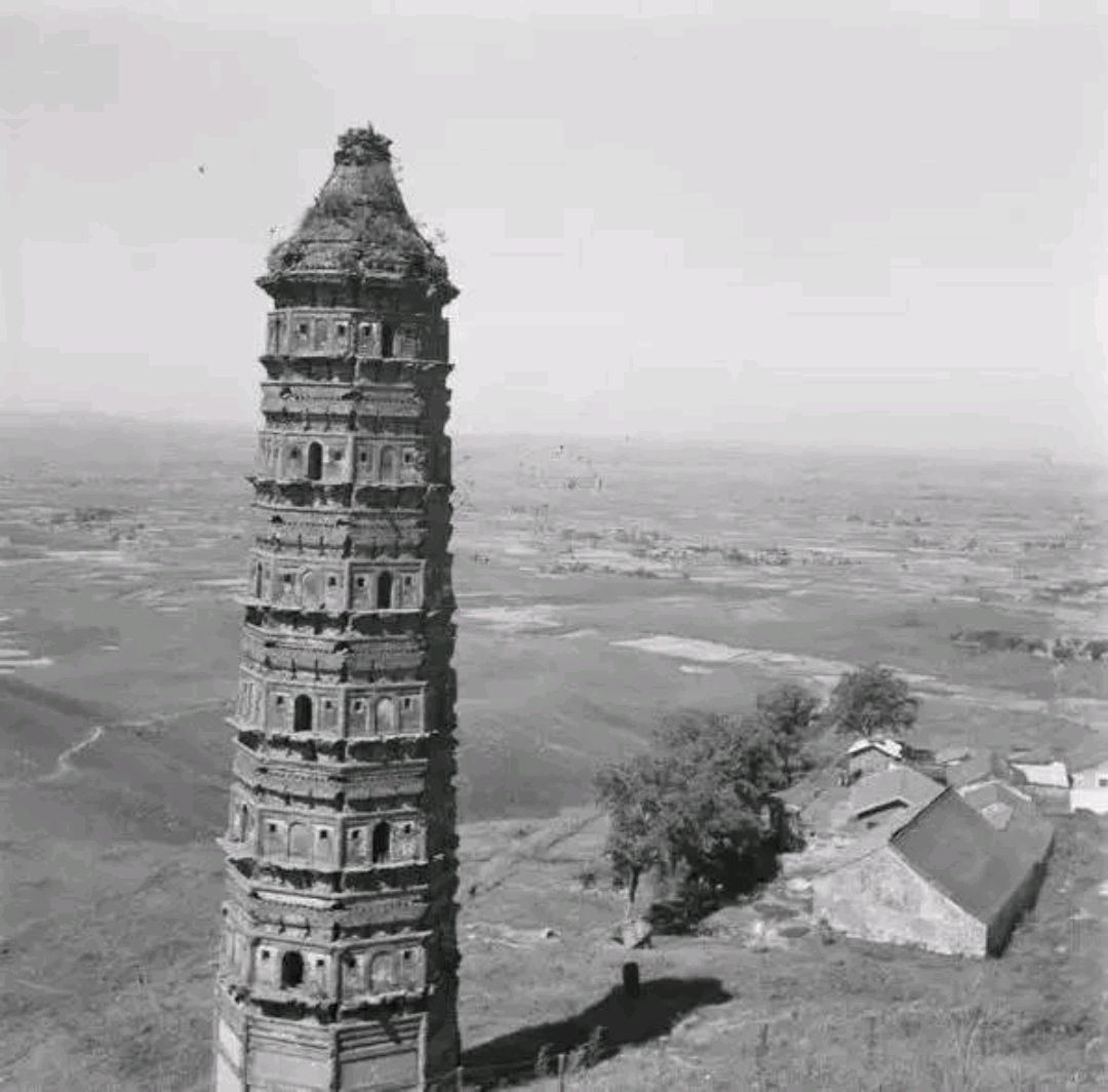 1907年南京老照片,火车站人头涌涌,古城墙长满野草,你见过吗?
