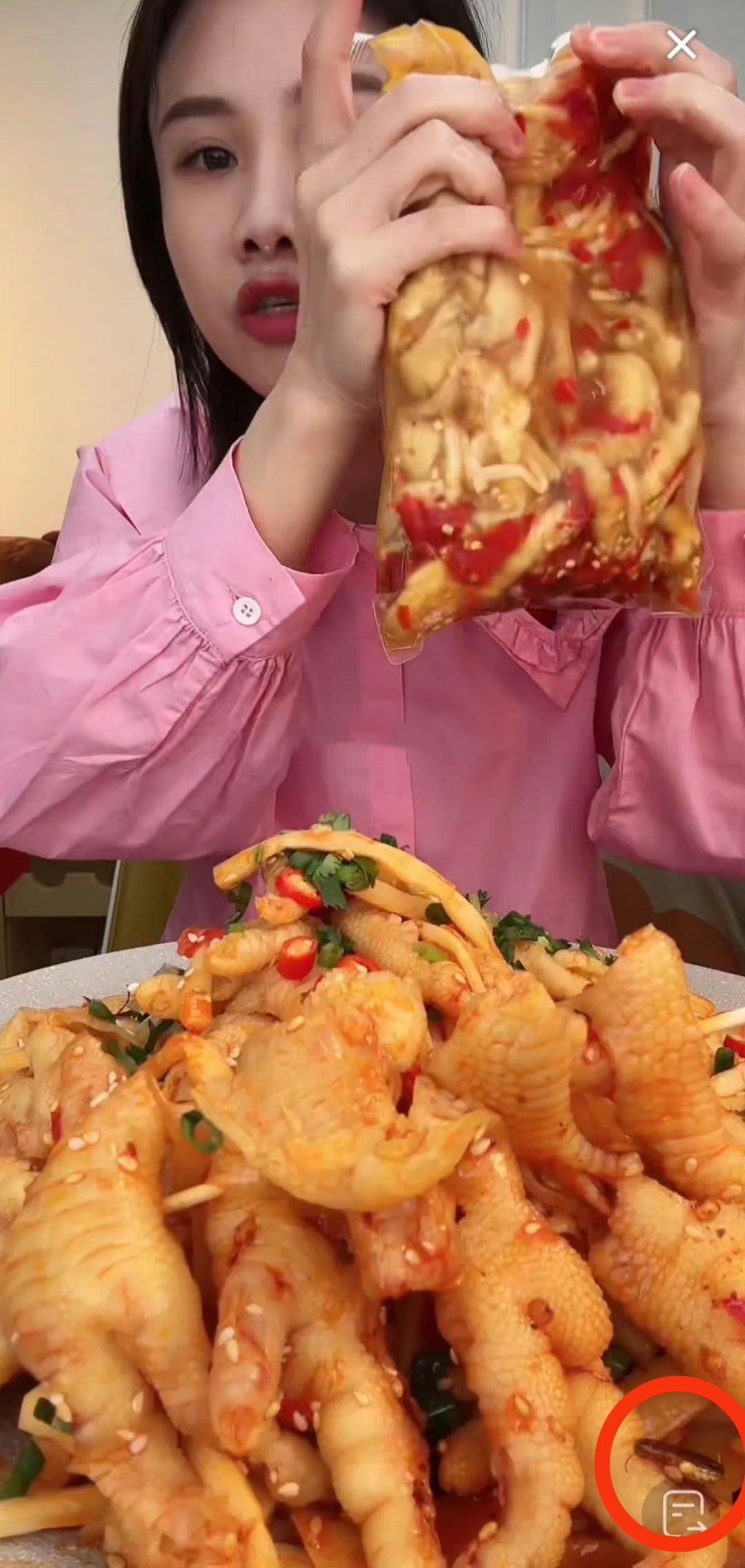 无底线!吃播网红密子君直播翻车,售卖带蟑螂鸡爪