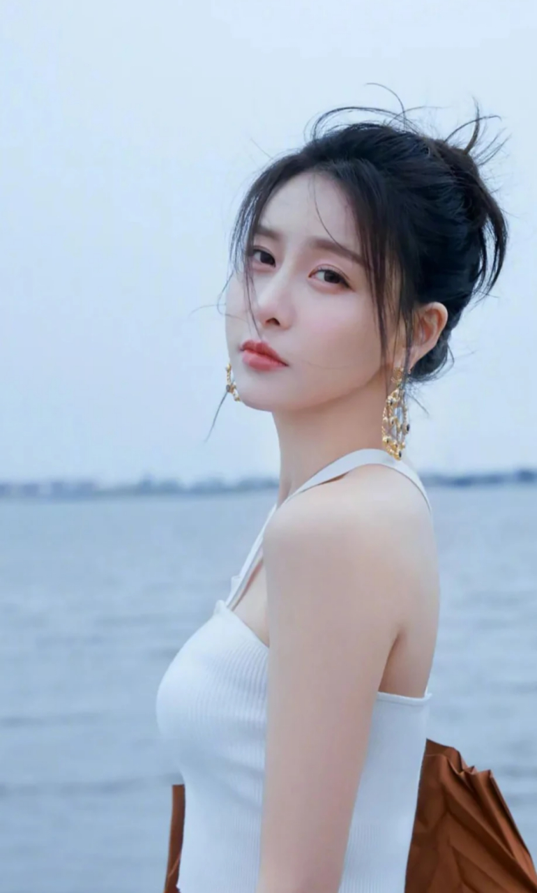 白色小吊带是最普通最简单的单品,但贾青穿在身上却展现出了不凡的