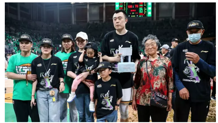 辽宁男篮功勋老将韩德君,回到农村种地,与妻子享受自然气息
