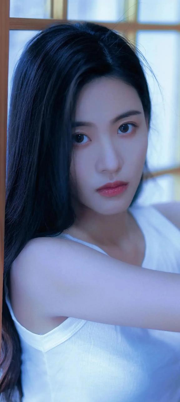 孙芮搭配白色吊带和牛仔小短裤组图