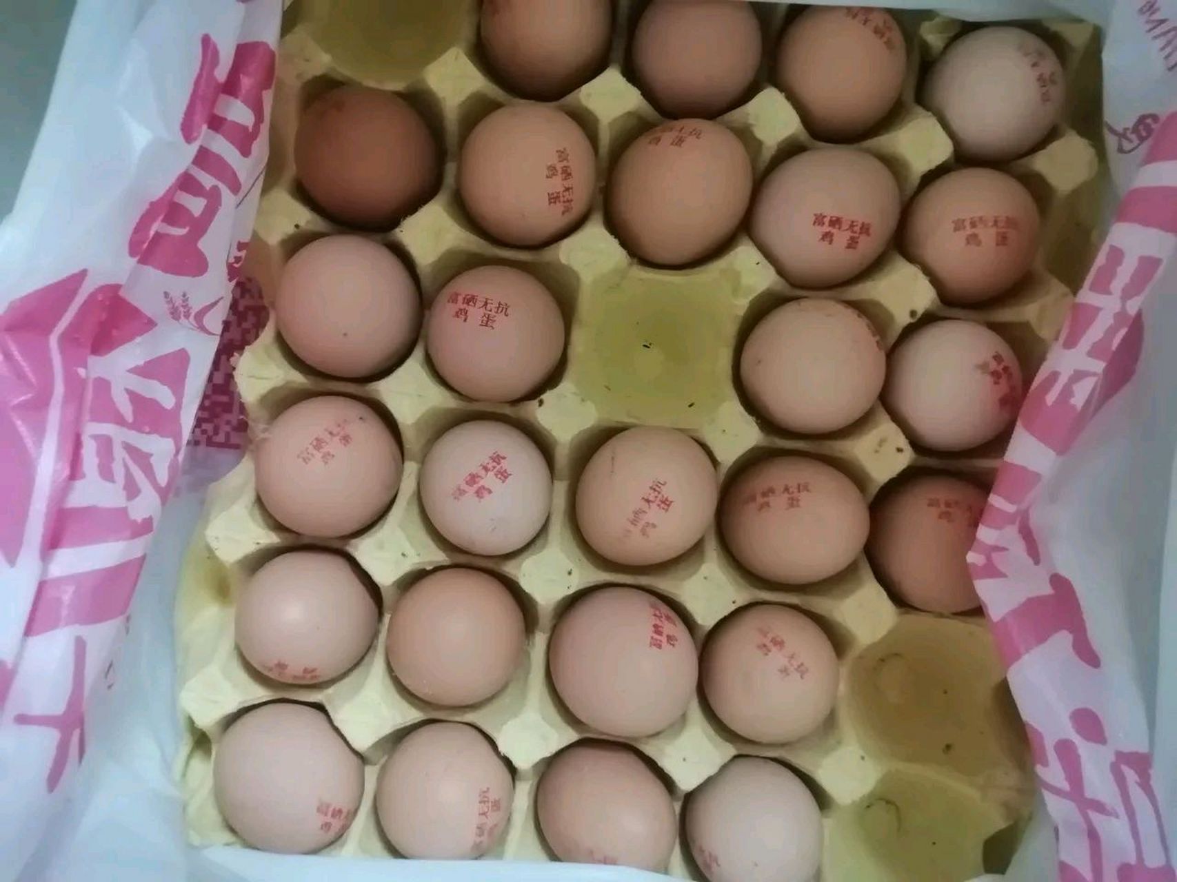 婆婆一再叮嘱我,买回来的鸡蛋不要洗,洗了容易坏,直接放冰箱就行.我每