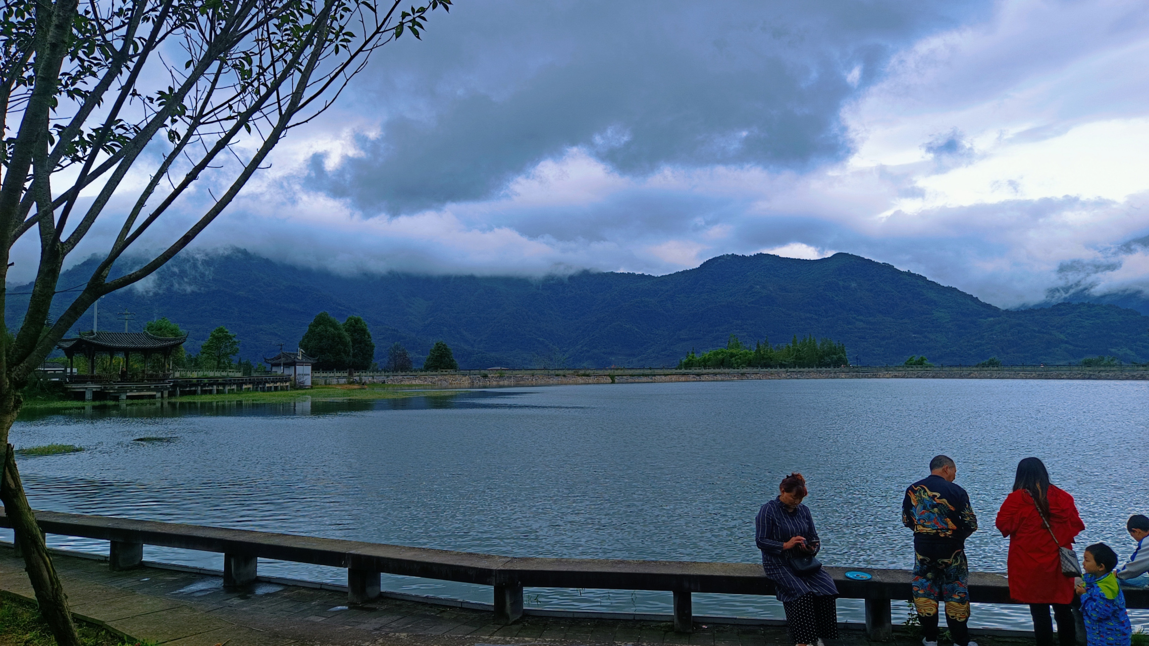 又可以俯瞰整个荥经县城的地方,强烈推荐到荥经县旅游的人去这个地方
