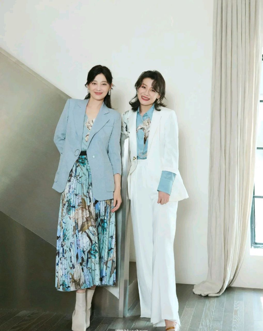 梅婷,刘琳合体拍杂志庆祝相识20年,戏中浓浓姑嫂情,戏外钢铁闺蜜情!