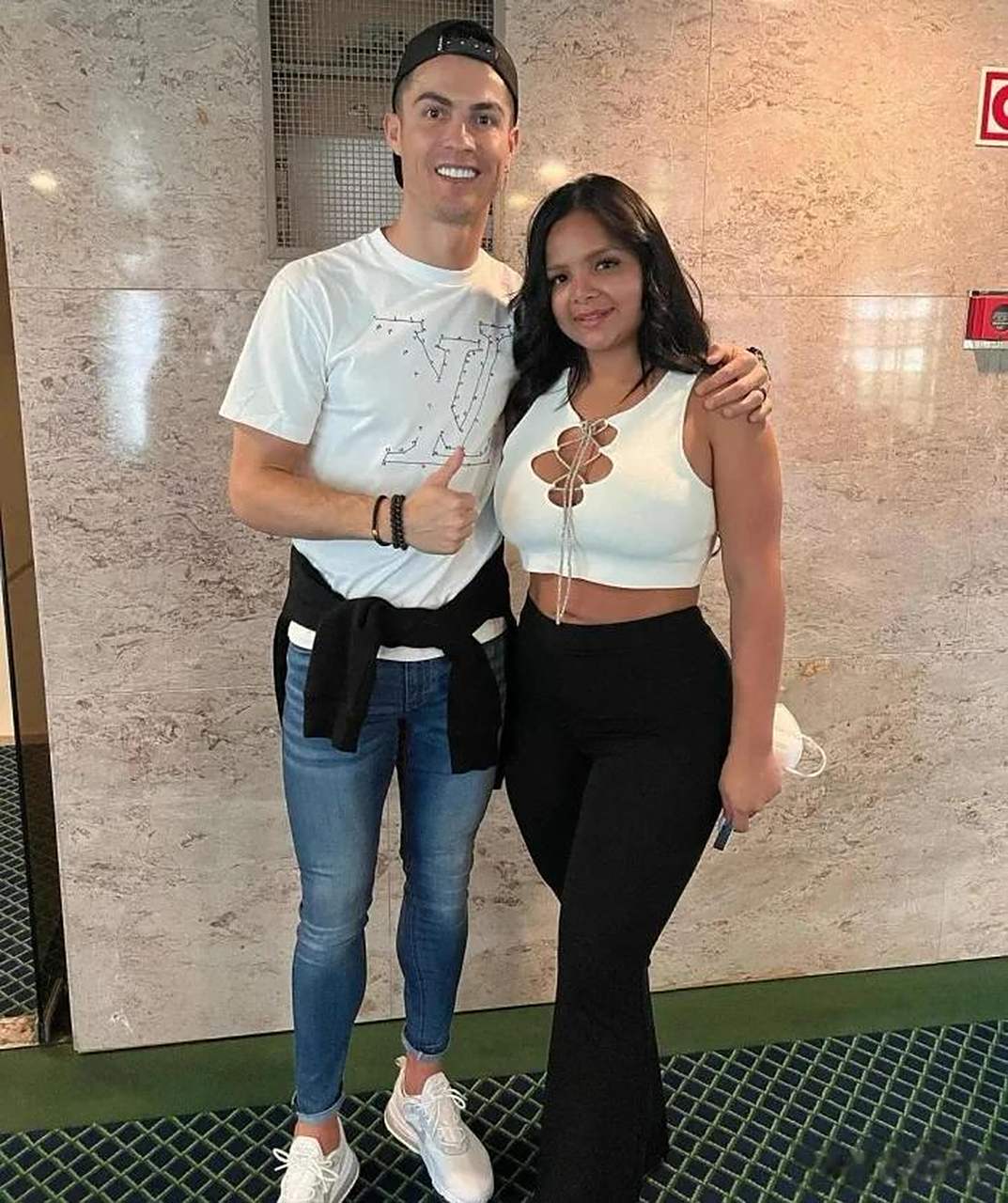 而且是在c罗女友乔治娜怀孕期间,试图把c罗刻画成一个不折不扣的感情