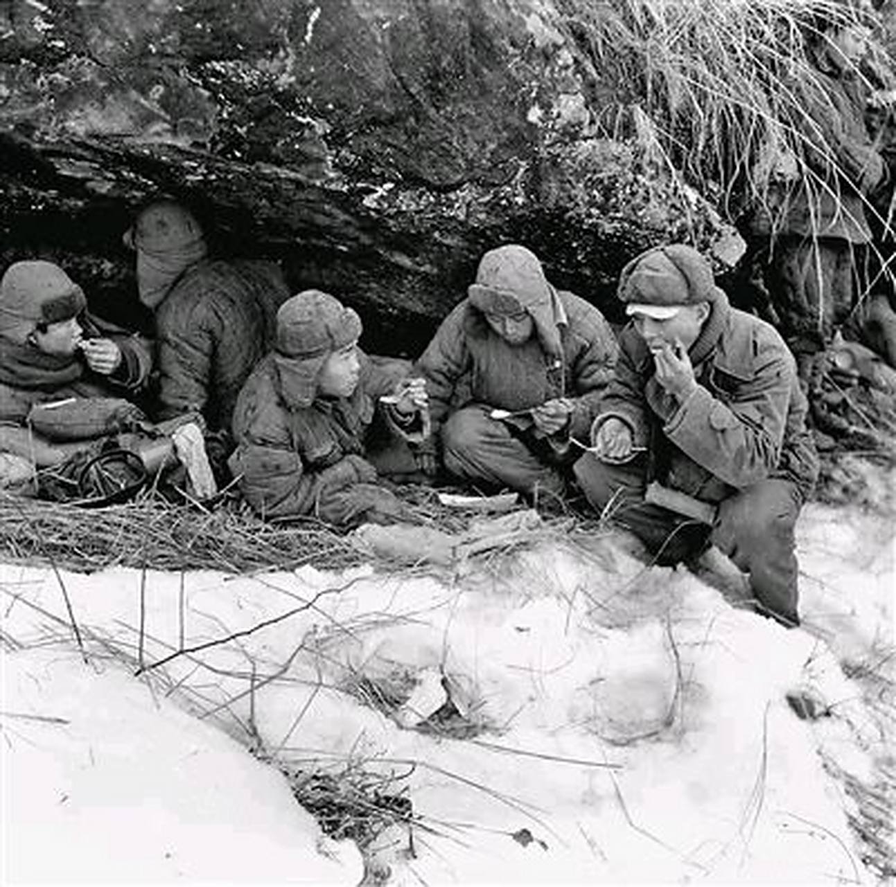 最可爱的人,真实的老照片,在吃炒面的志愿军战士,把老美打回了三八线.