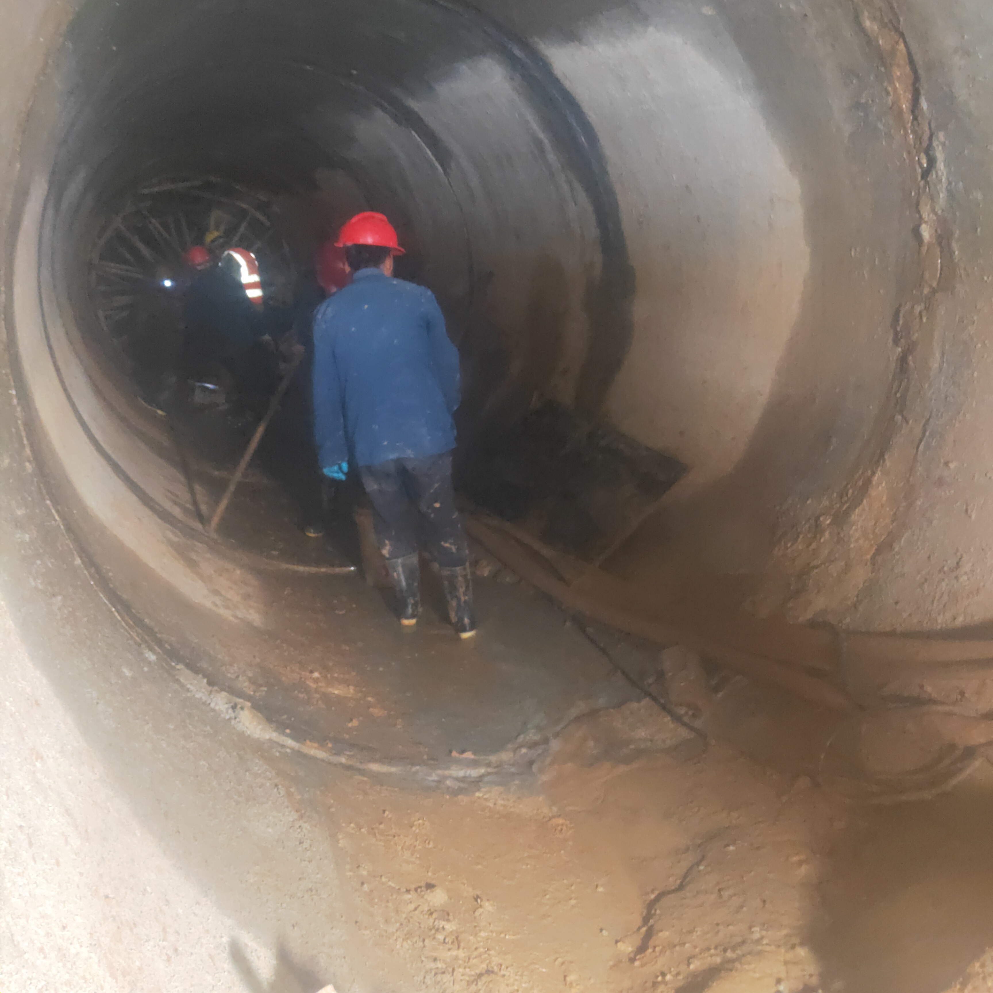 山东顶管施工队伍,济南青岛临沂等水泥管管道顶管穿越!