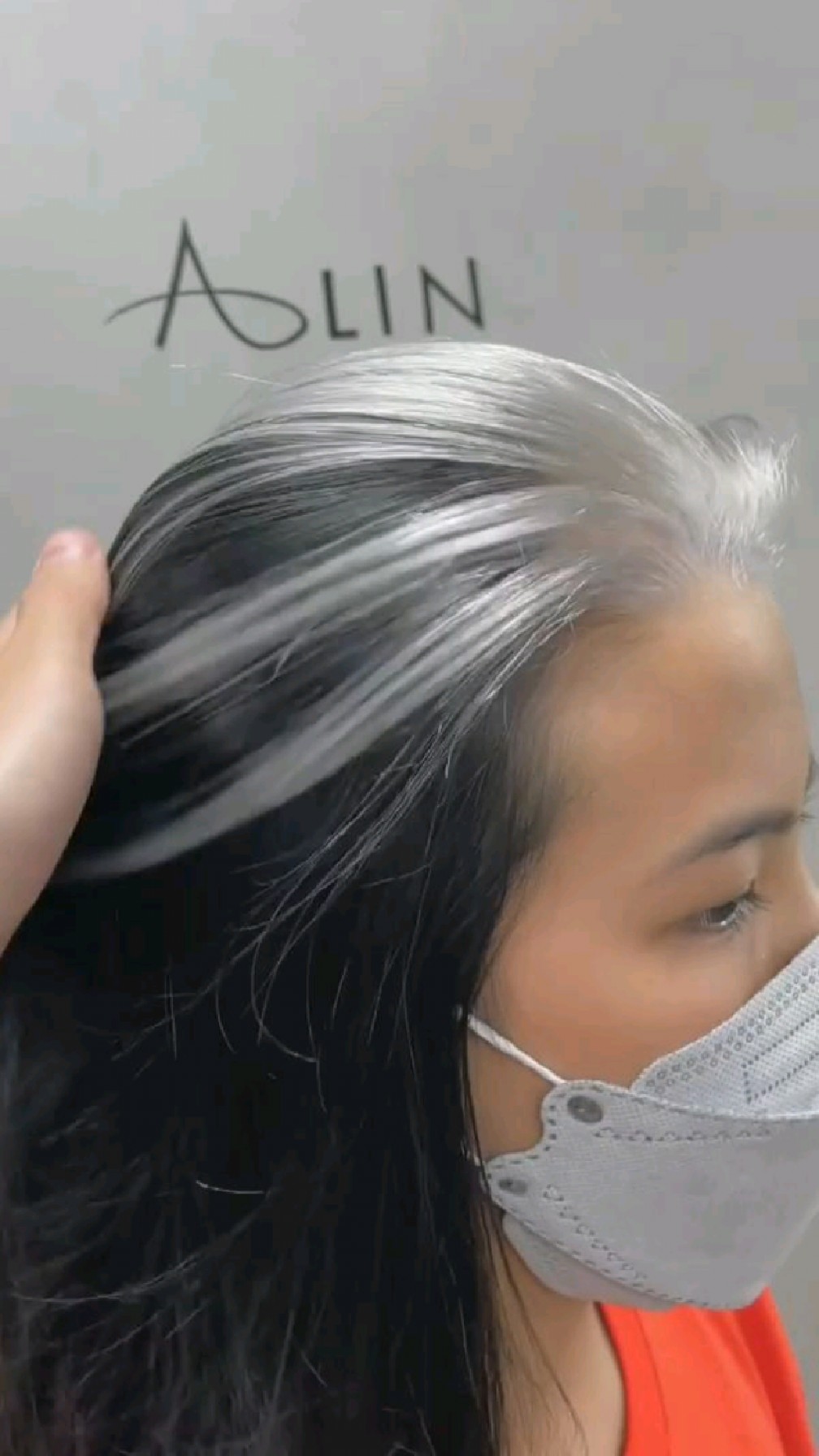 白色爆顶染很流行白发女生不用染发了