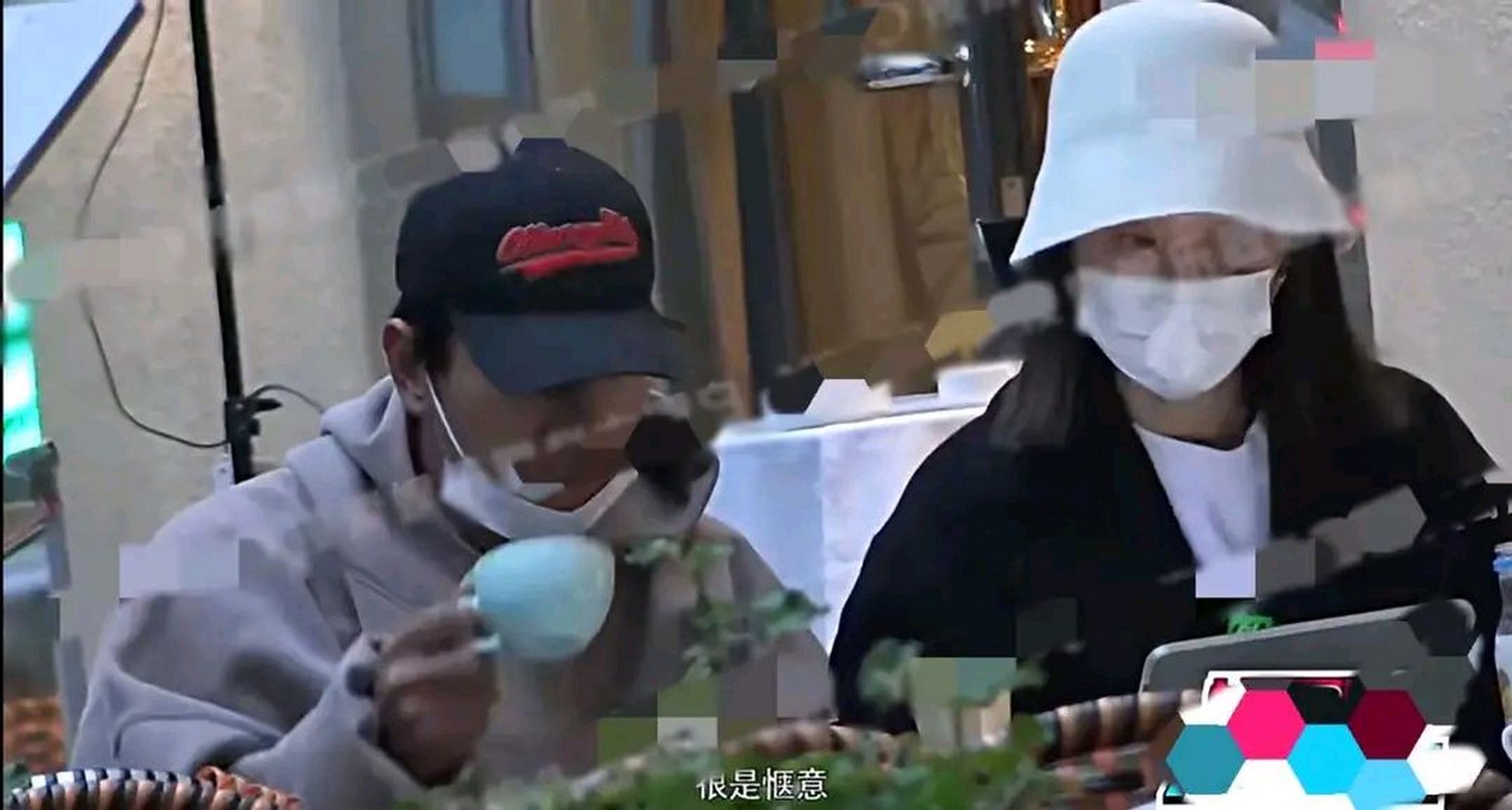 张亮寇静携女儿喝下午茶,女儿眼睛又大又水灵,路边撒娇惹人怜