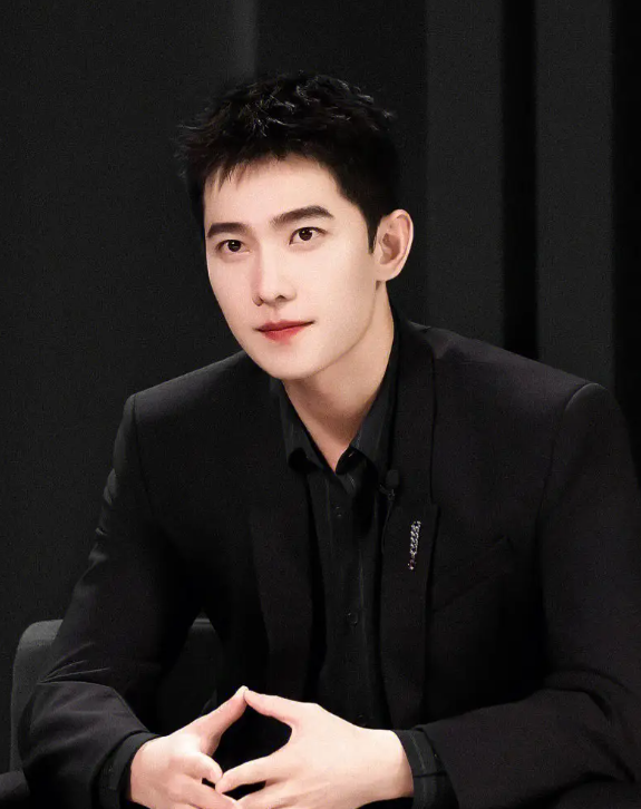 杨洋越来越油化,军艺校草实力退步严重!喝水都要装?