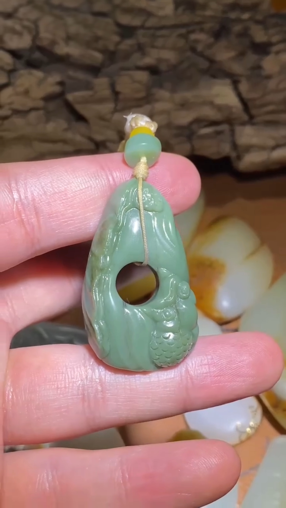 籽料沙枣青挂件