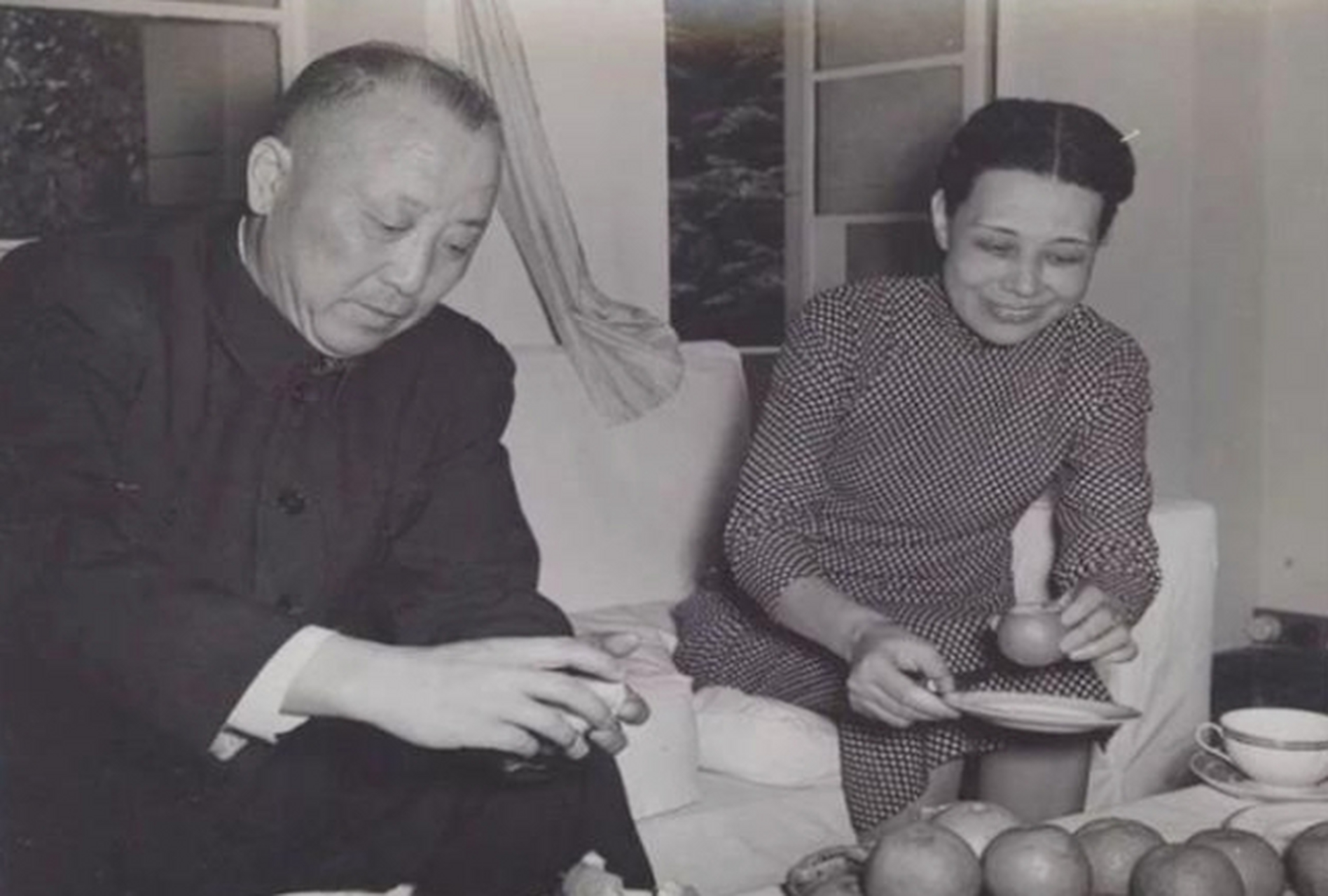 抗日名将卫立煌与第二任夫人韩权华的一张珍贵合影,照片拍摄于1945年
