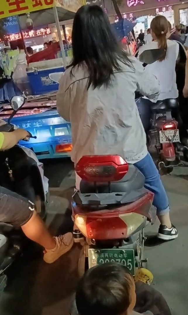 宁波慈溪观海卫镇一家火机厂发生大火并有爆炸声传出