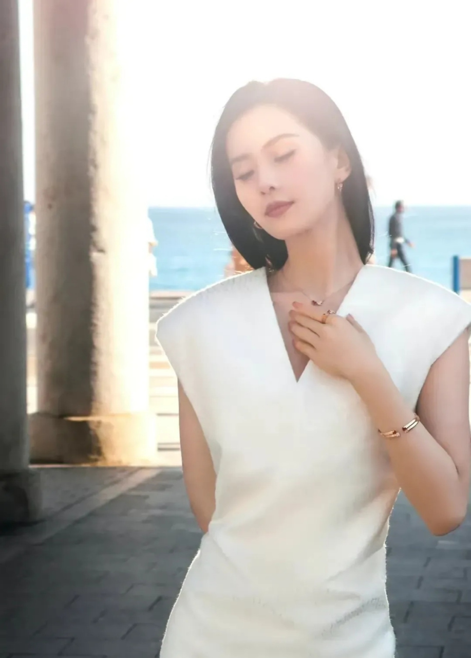 一组刘诗诗白色连衣裙简约时尚不简单大气上档次!