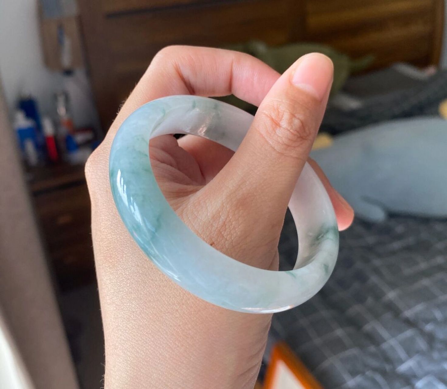 冰糯种飘花特色翡翠手镯,冰糯飘花,底子细腻,用料厚实