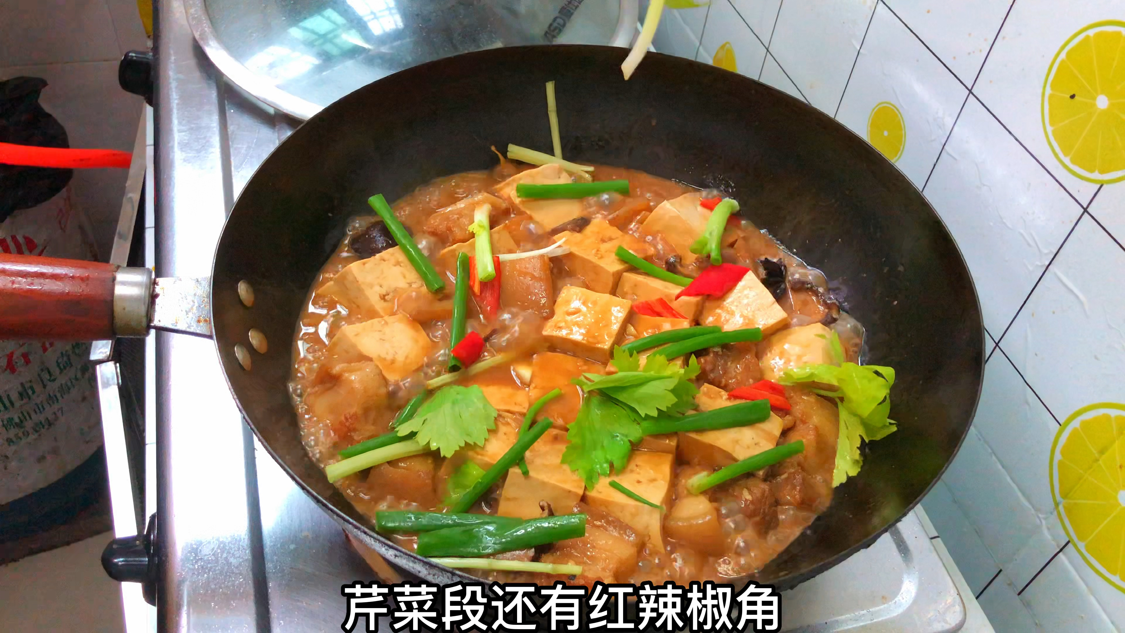 这样做“五花肉炖豆腐”,肥而不腻,家庭小灶确是饭店的味道