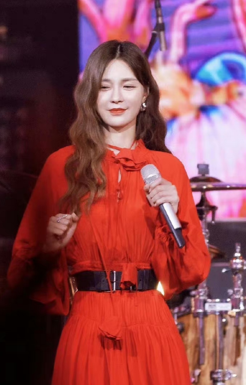 沈梦辰和华晨宇一起录节目,她穿上高跟鞋都和花花一样高了,个头真是不