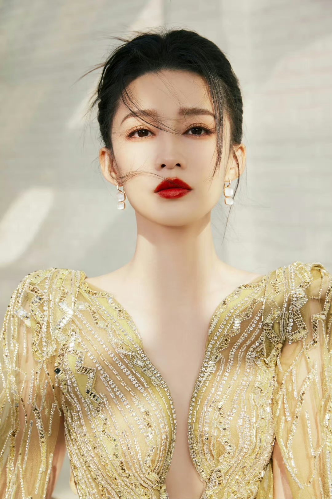 李沁体态绝了!深v薄背,有种参加金鹰女神颁奖的感觉!