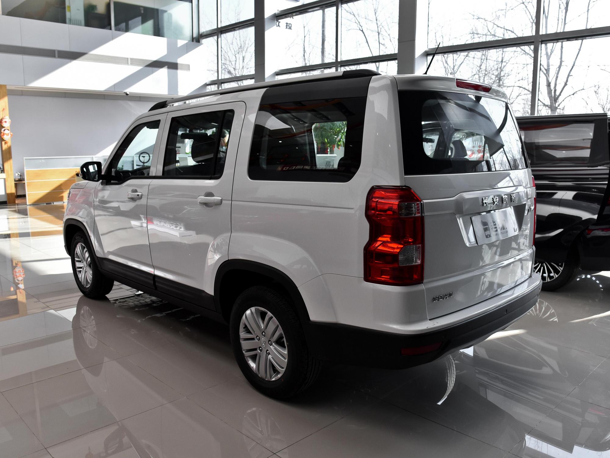 路虎的外观,微面的价格,体面的赚钱工具车,实拍长安欧尚x70a