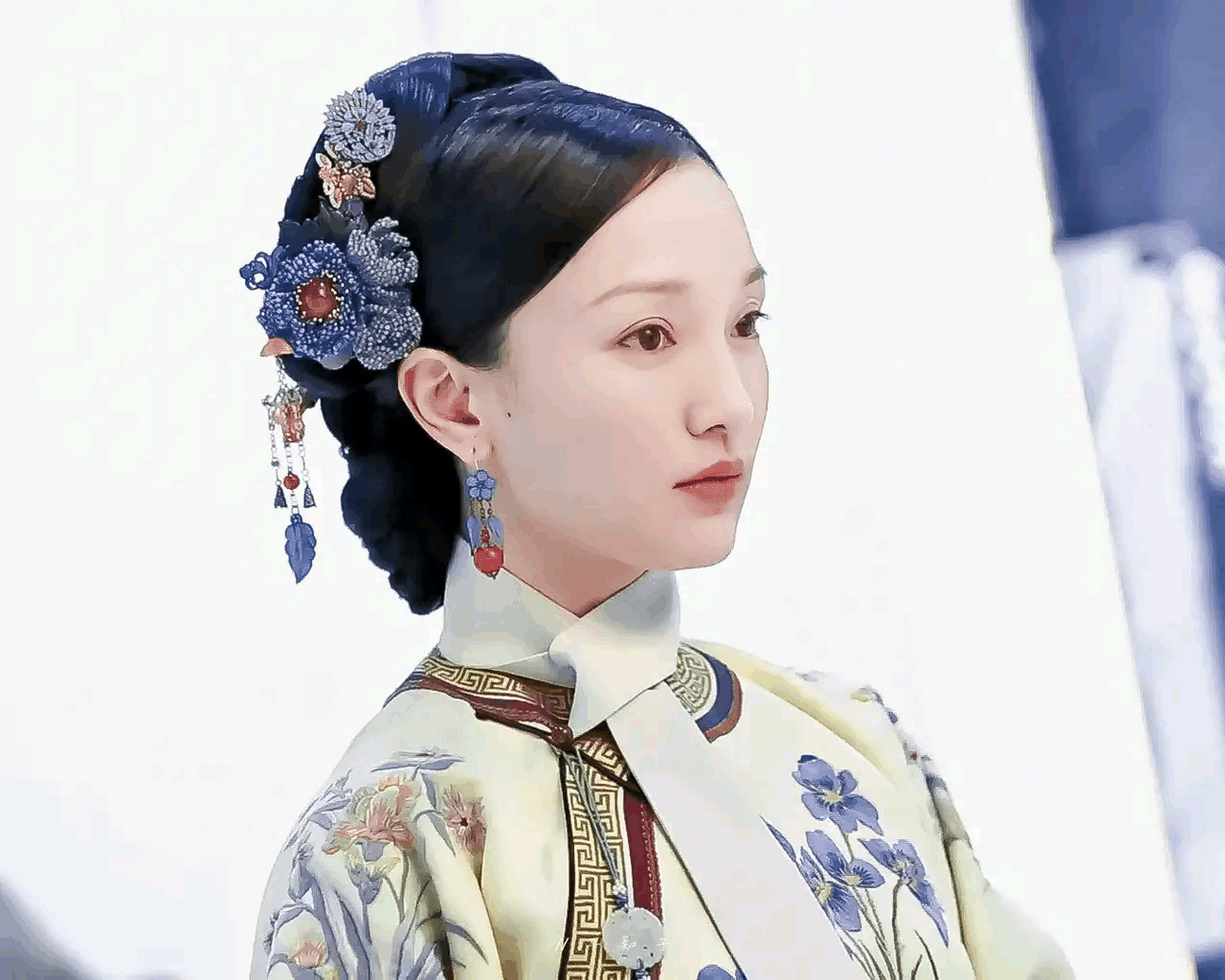 如懿传中周迅一开始的定妆照真的挺美的,不知道为啥剧里没有采用,我