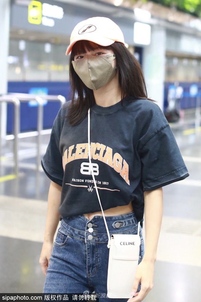 组图：张嘉倪灰色T恤搭配牛仔裤现身休闲造型简约舒适