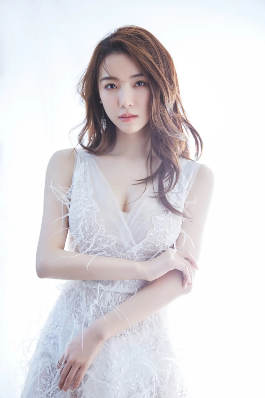 心,出生于四川省自贡市,毕业于重庆大学美视电影学院,中国内地女演员