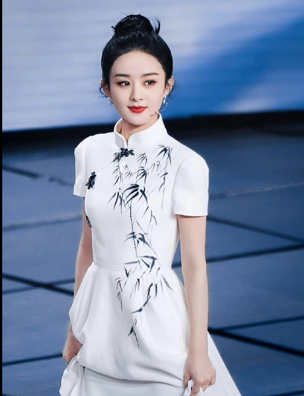 赵丽颖的春晚妆容实在是太端庄大气啦70@ 颖宝从早期的甜美可爱风再