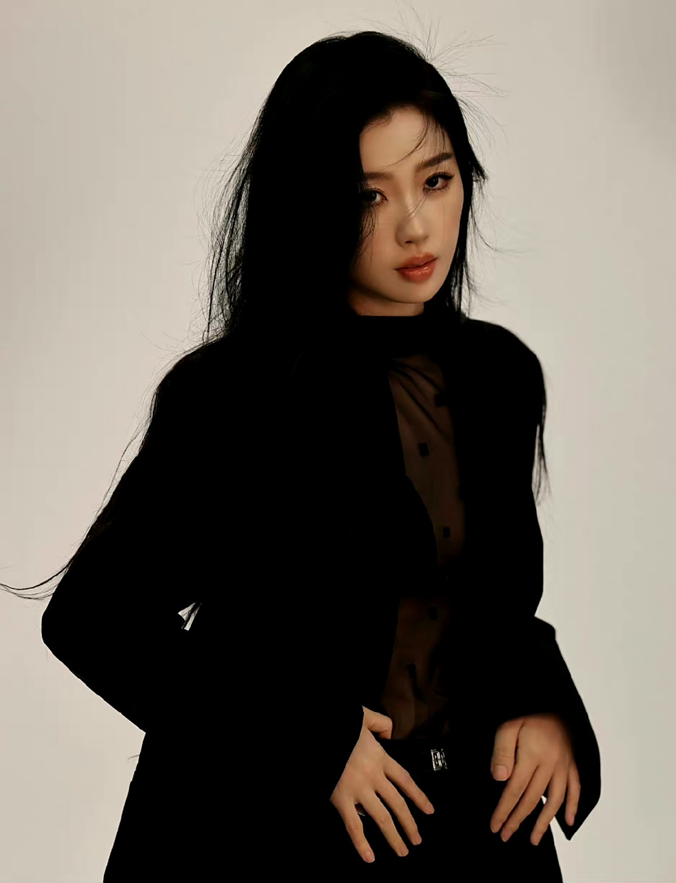 虞书欣黑纱透视装,好高冷霸气