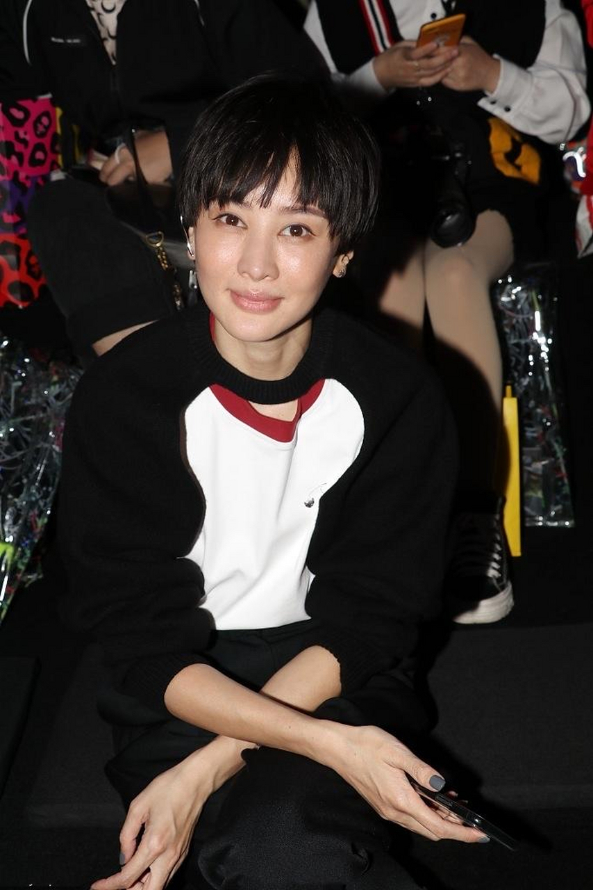 朴树老婆活得洒脱自在,留超短发穿搭中性,又酷又飒生图也挺美