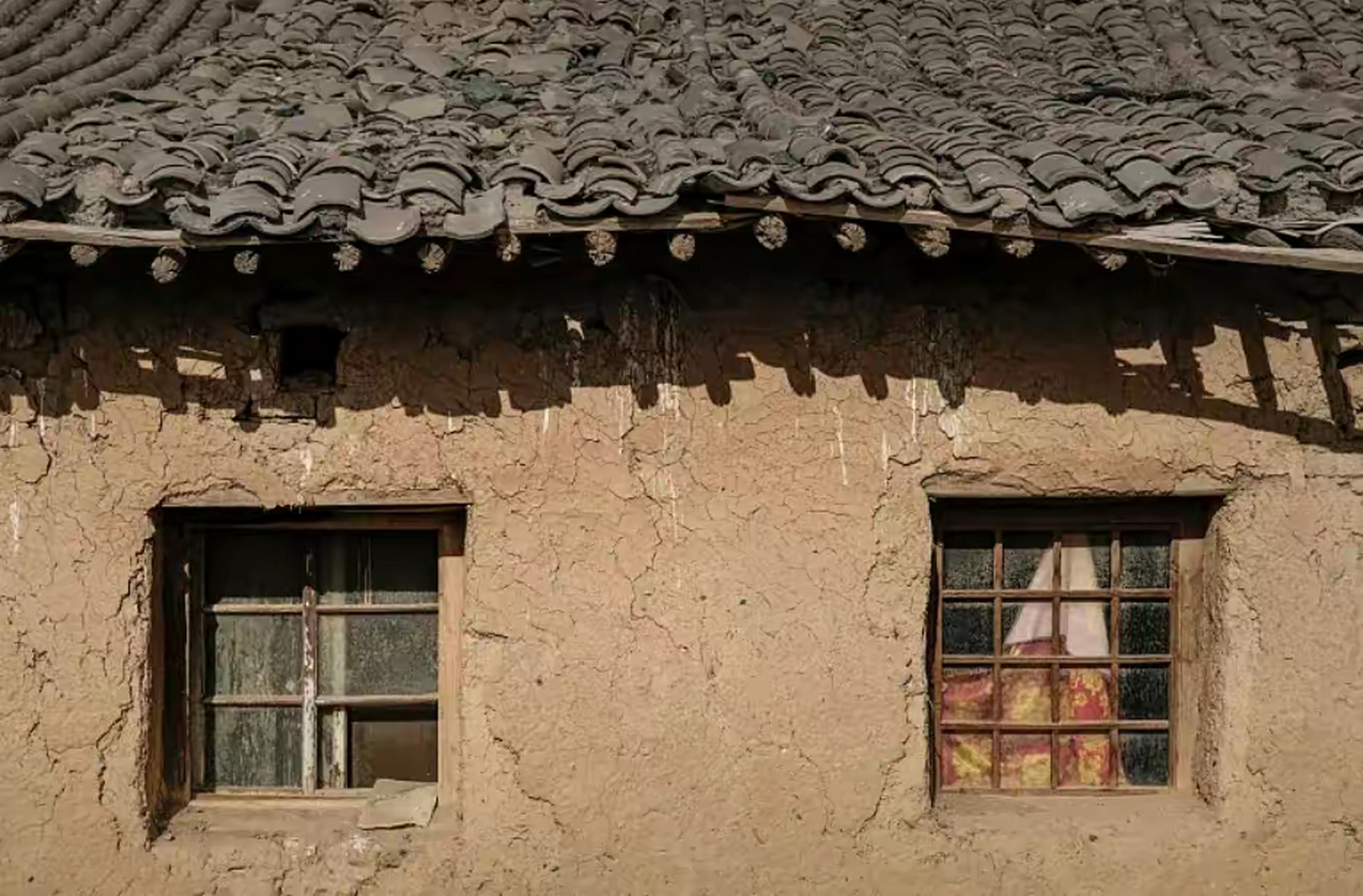 记忆中家里的老屋是土坯房,墙的大部分是泥土做的,仅离地面半米左右用