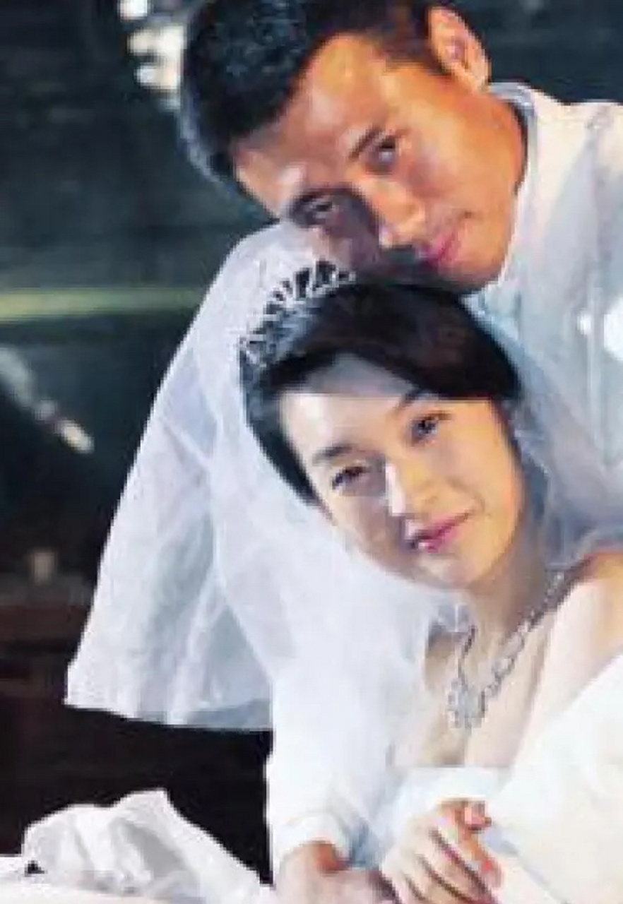 李乃文结婚后,他老婆让他把收入全部上交,有次,他老婆打扫卫生时,突然