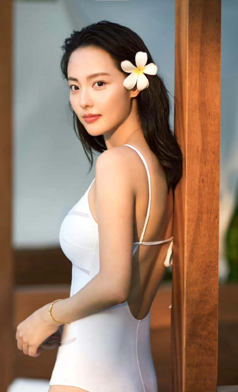 张嘉倪泳装大片