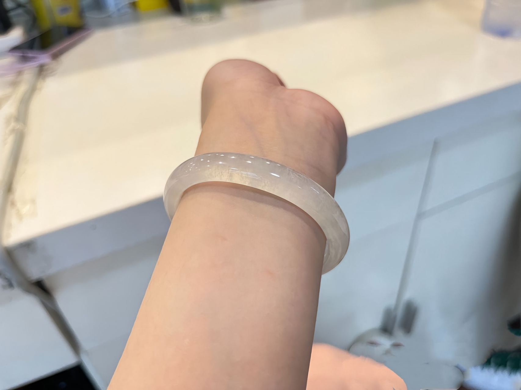 68万入的瑕疵款翡翠手镯 值吗?