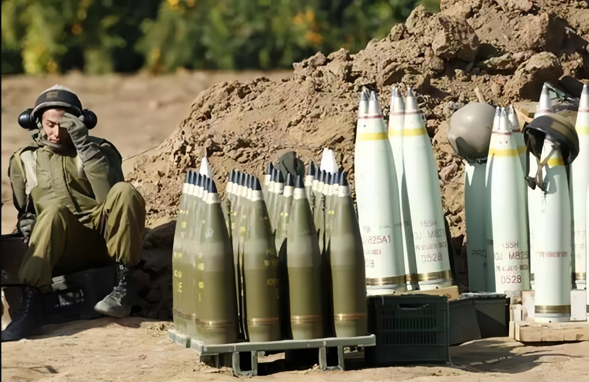 白磷弹很厉害,碰到什么就烧什么.