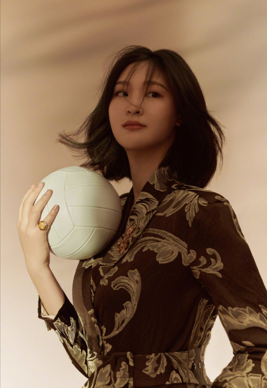 美艳惠若琪为杂志拍摄中国风写真!