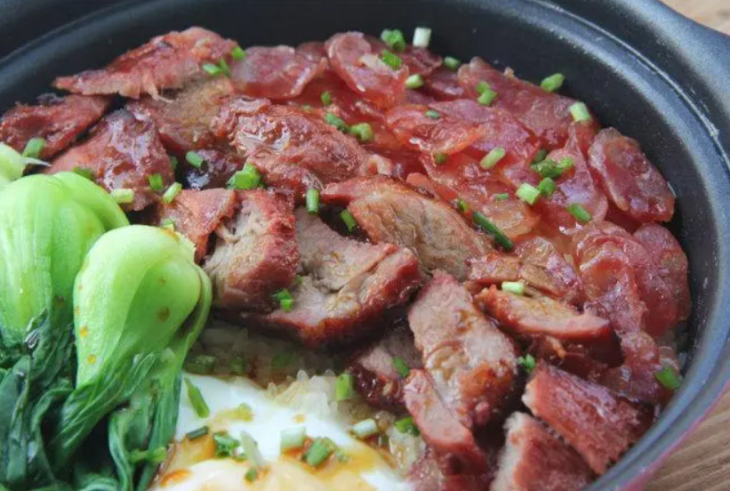 美味的叉烧腊肠煲仔饭:叉烧肉香气和腊肠鲜美,加上米饭,好吃!