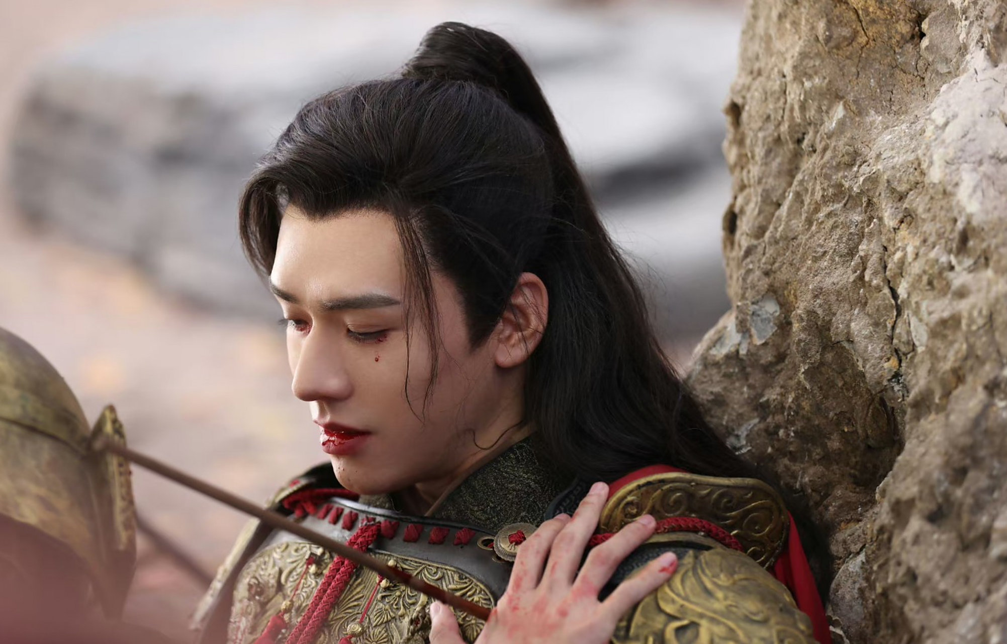 龚俊演的韩烨,身中数箭,凄美战损照.其实真的很美,看着也很凄凉.