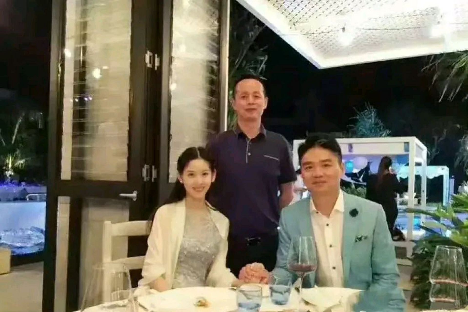 刘强东的岳父,奶茶妹妹章泽天的爸爸竟然有多重举足轻重的身份,据网上