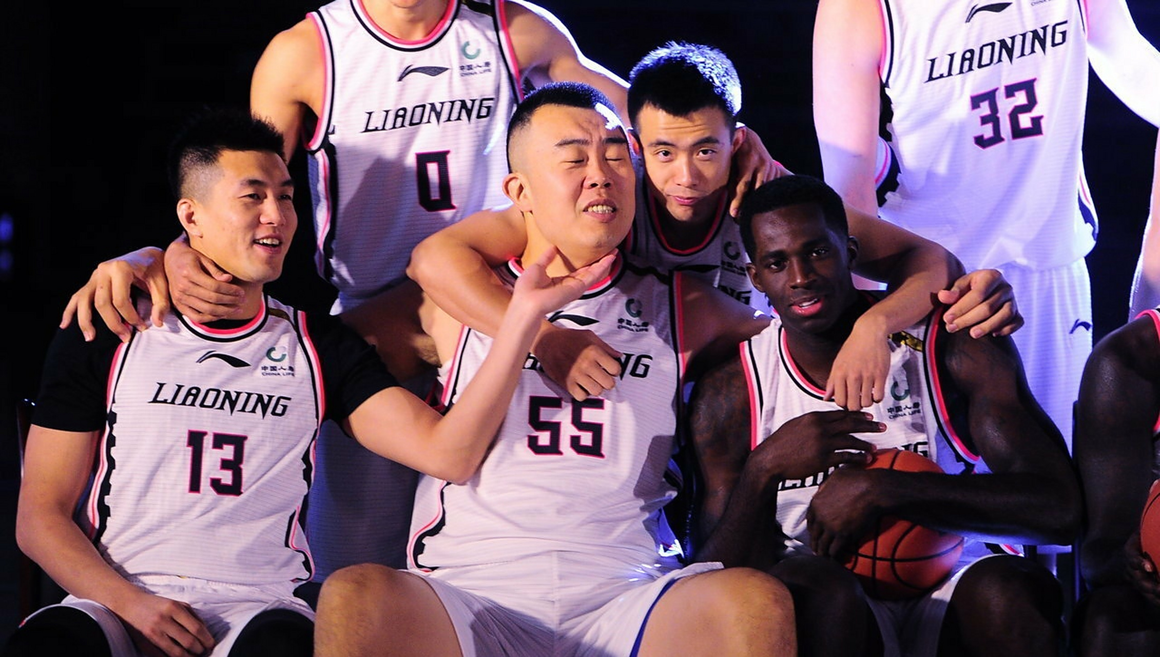 做人最重要就是开心,辽宁男篮合影就是这样,不仅要开心,还要努力!