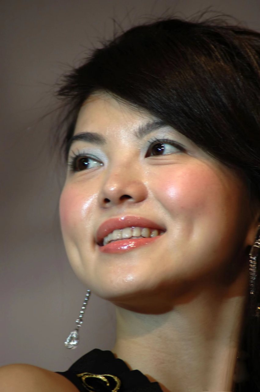 李湘原来如此的珠圆玉润,大饼子脸,有一个梨涡,总的来看,她运气确实