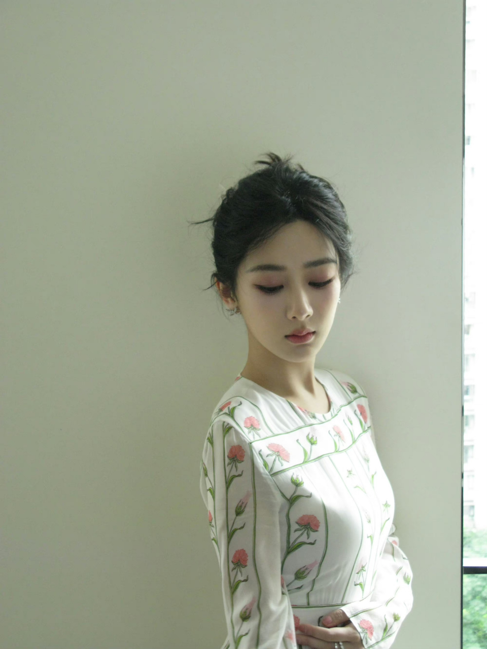 杨紫发际线高看她如何漏额头,发型师用ccd相机拍的杨紫,相机直出未